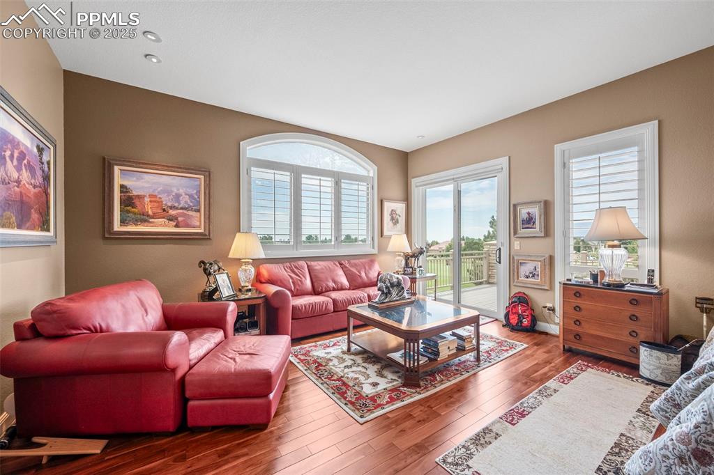 Image 26 of 50: Living Room