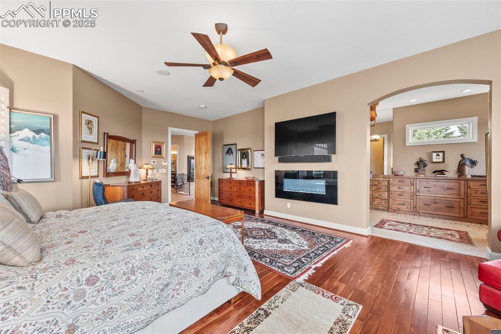 Image 27 of 50: Bedroom