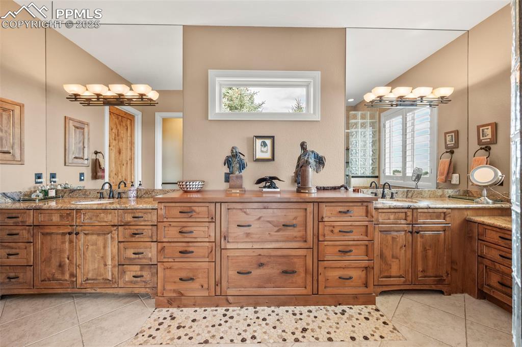 Image 28 of 50: Bathroom