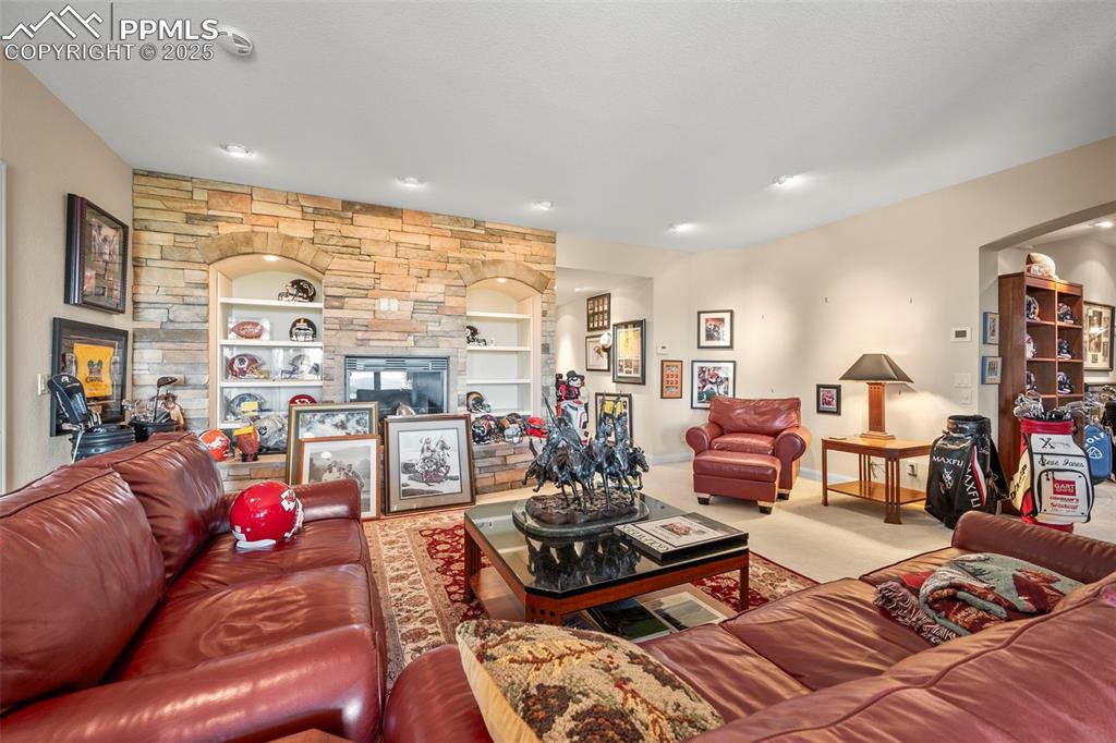 Image 32 of 50: Living Room