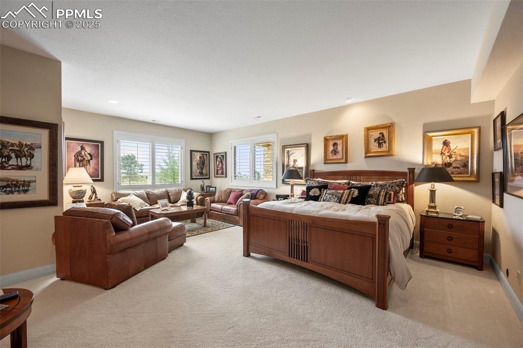 Image 35 of 50: Bedroom