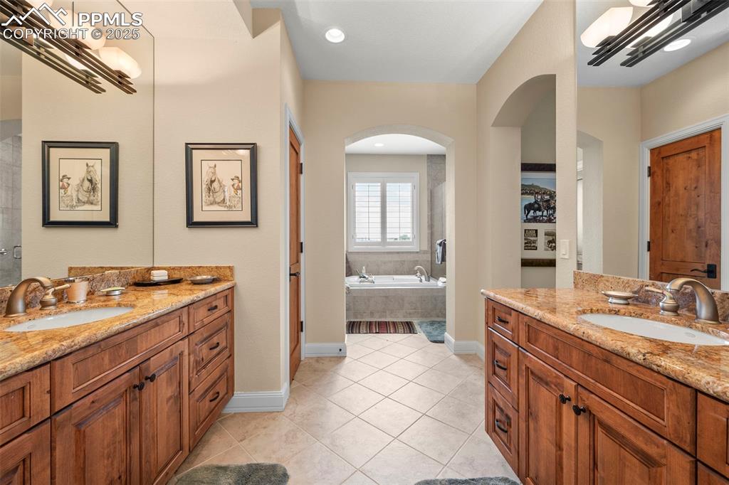 Image 37 of 50: Bathroom