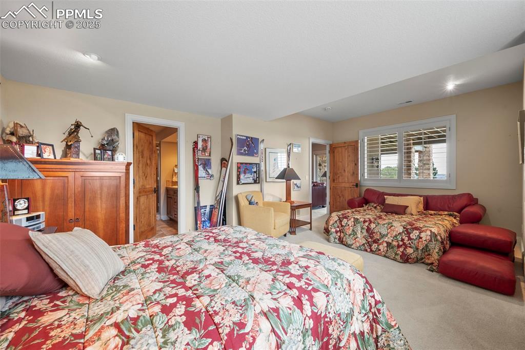 Image 38 of 50: Bedroom