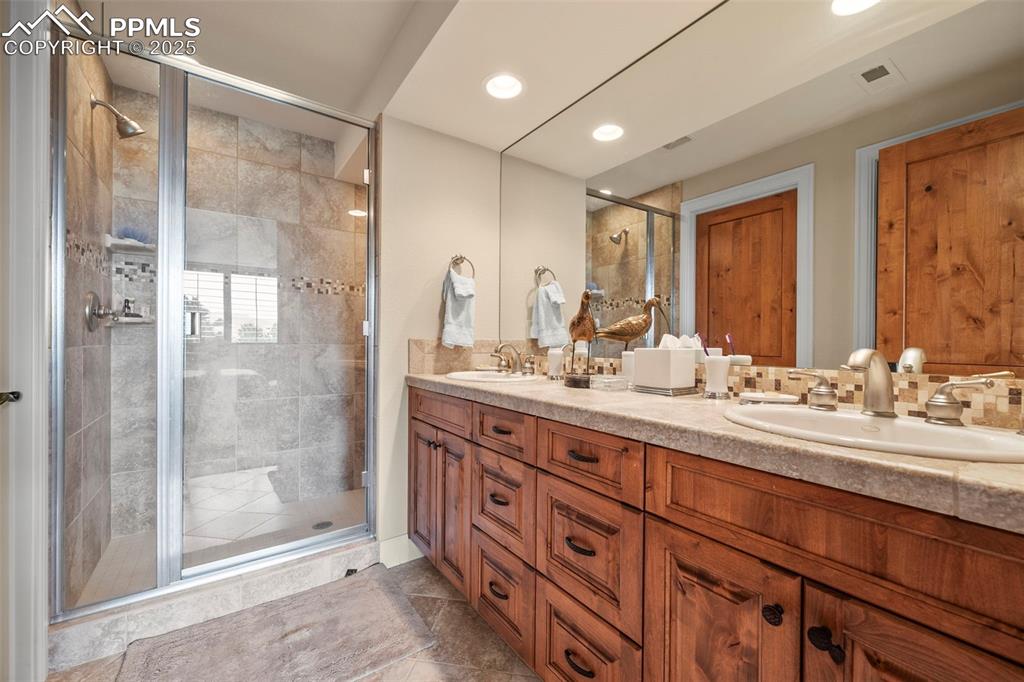 Image 39 of 50: Bathroom