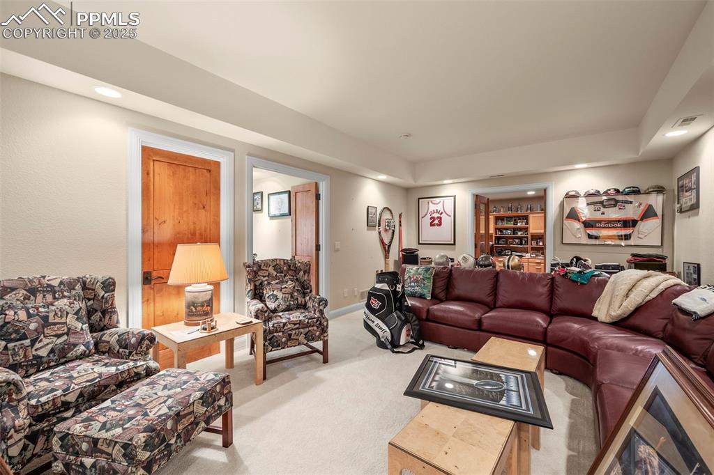 Image 40 of 50: Living Room