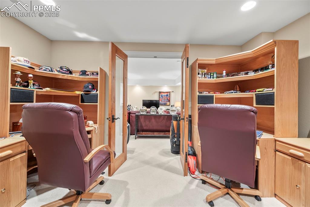 Image 41 of 50: Office