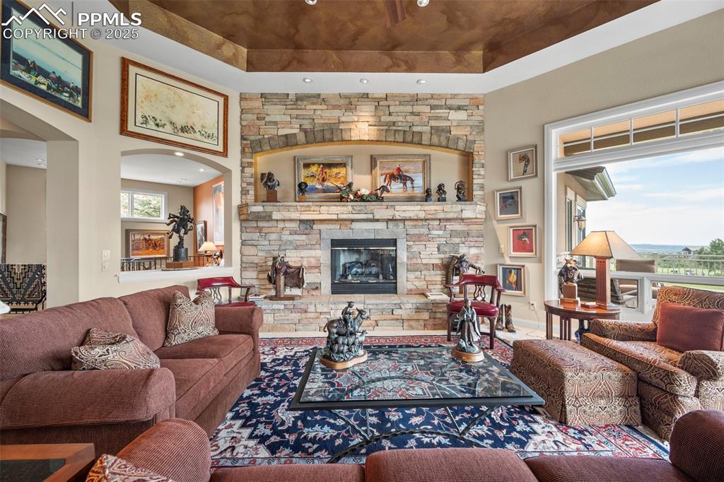 Image 6 of 50: Living Room