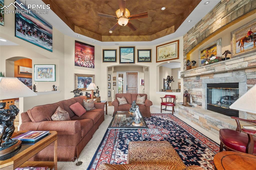 Image 7 of 50: Living Room