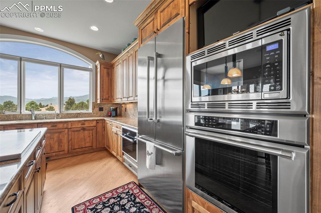 Image 9 of 50: Kitchen