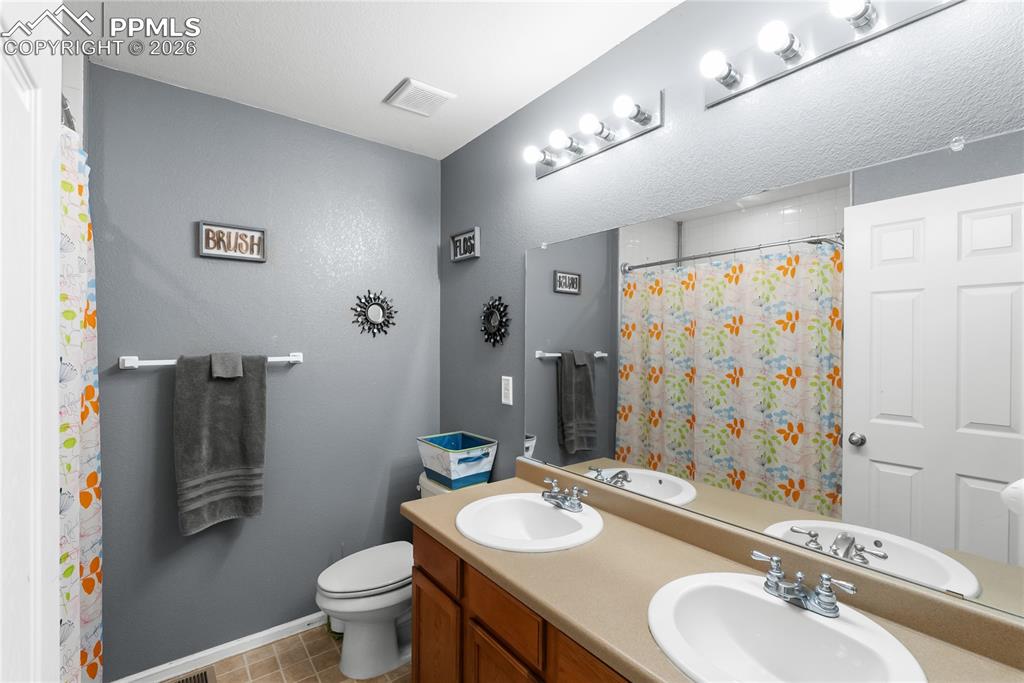 Image 18 of 29: Bathroom