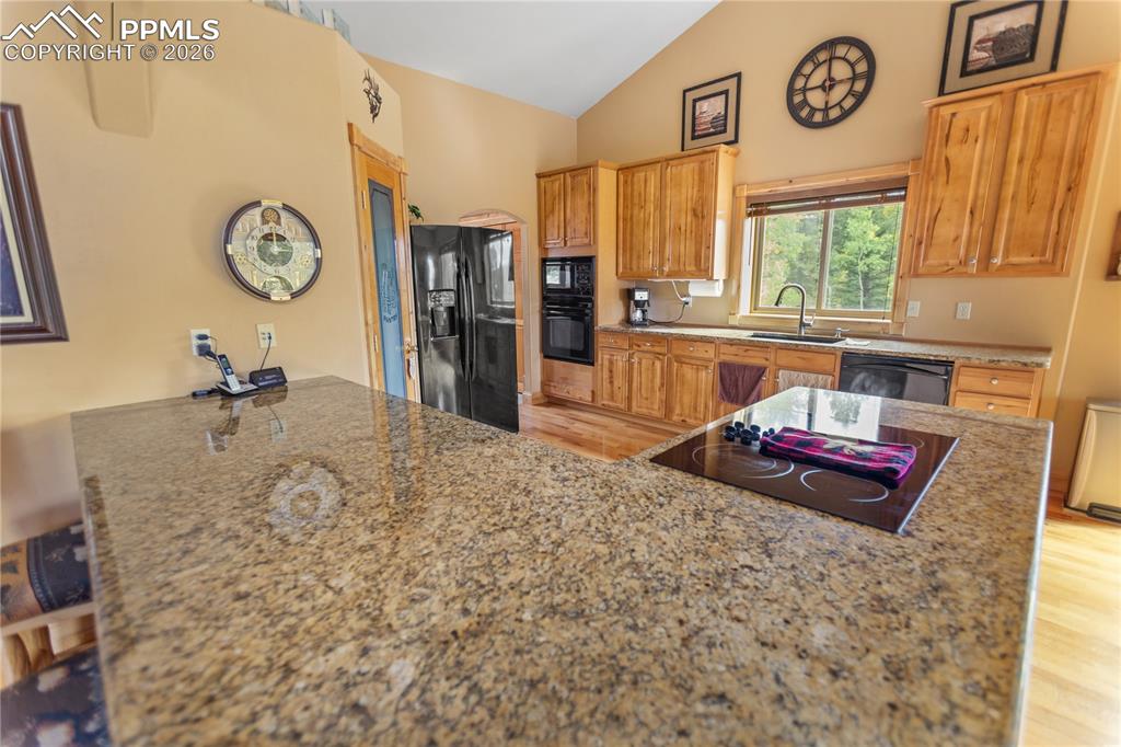 Image 7 of 40: Kitchen