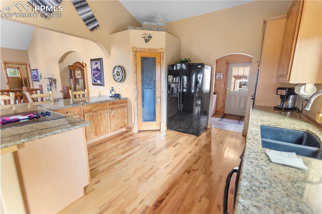 Image 8 of 40: Kitchen