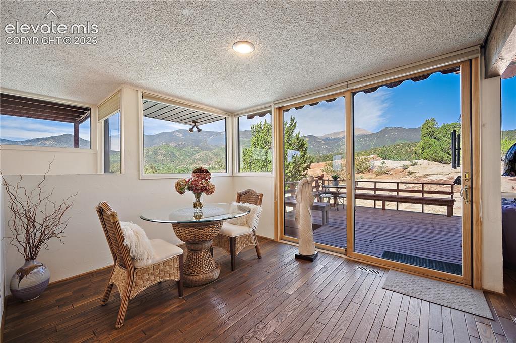 Image 14 of 47: Dining room