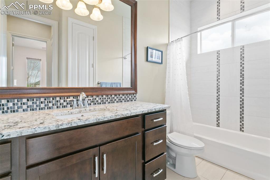 Image 16 of 44: Bathroom