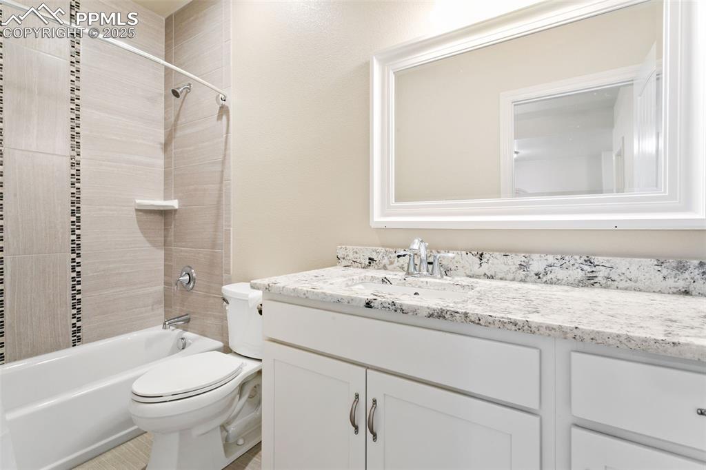 Image 32 of 44: Bathroom