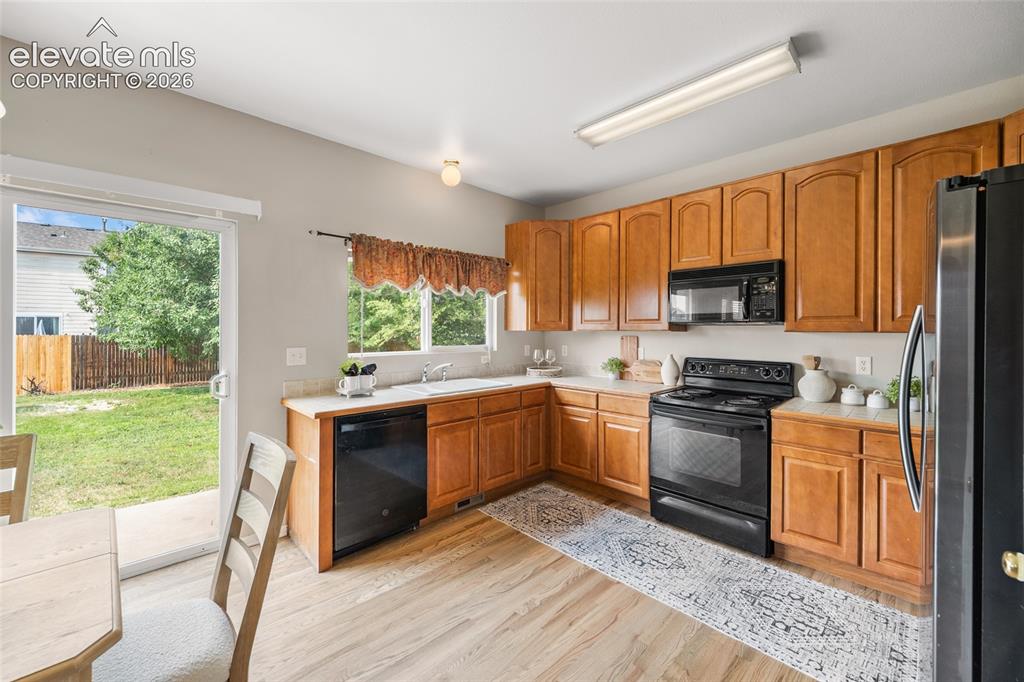 Image 10 of 44: Kitchen