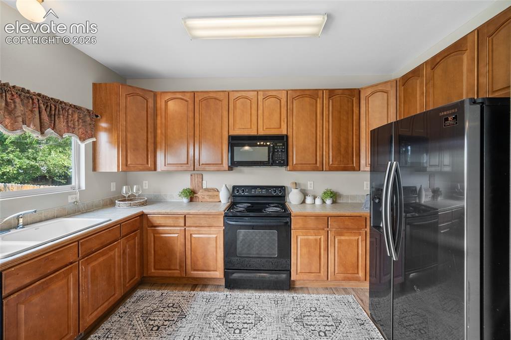 Image 12 of 44: Kitchen