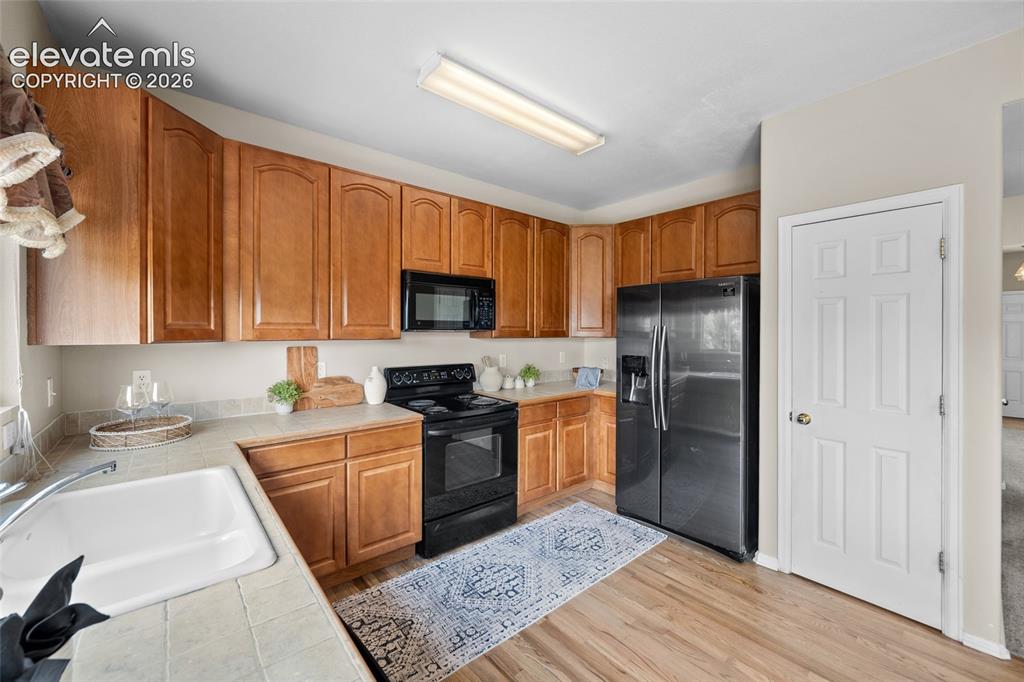 Image 13 of 44: Kitchen