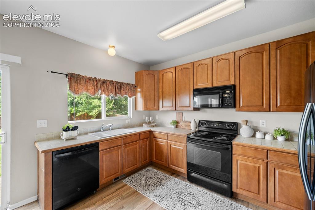 Image 14 of 44: Kitchen