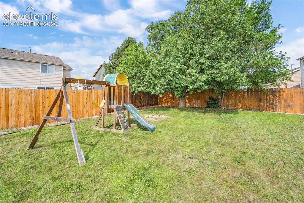 Image 41 of 44: Yard