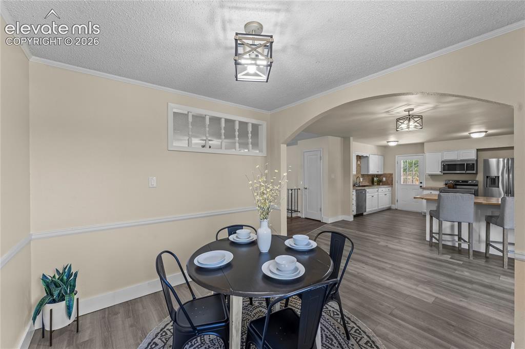 Image 10 of 30: Dining Area