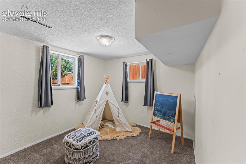 Image 20 of 30: Basement bedroom #3