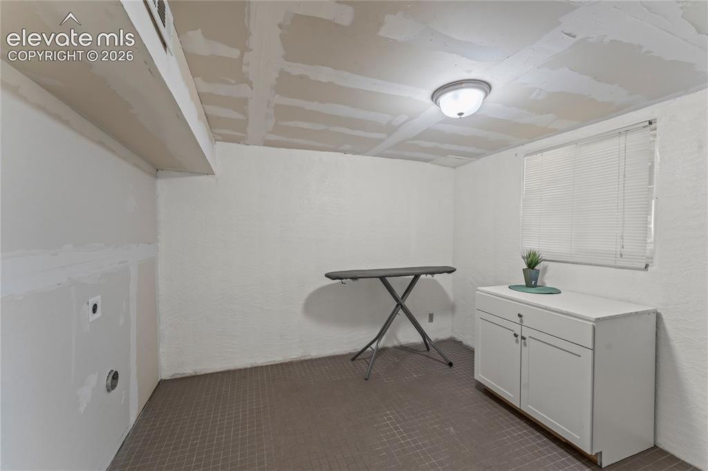 Image 23 of 30: Large Basement Laundry room