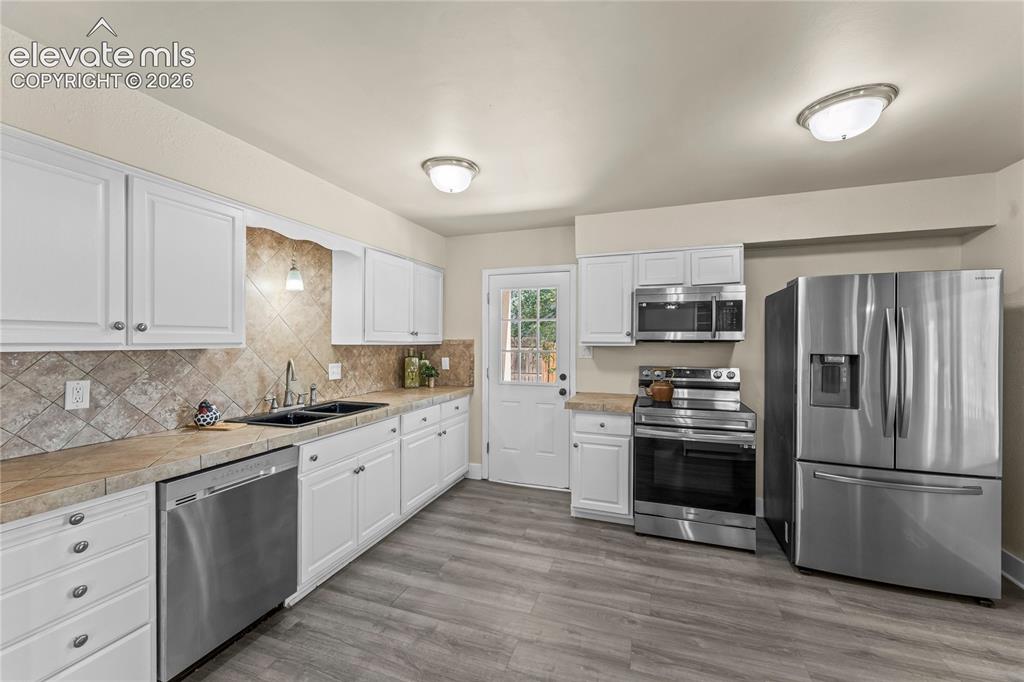 Image 5 of 30: Kitchen