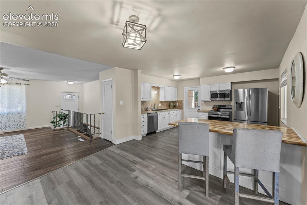 Image 6 of 30: Kitchen