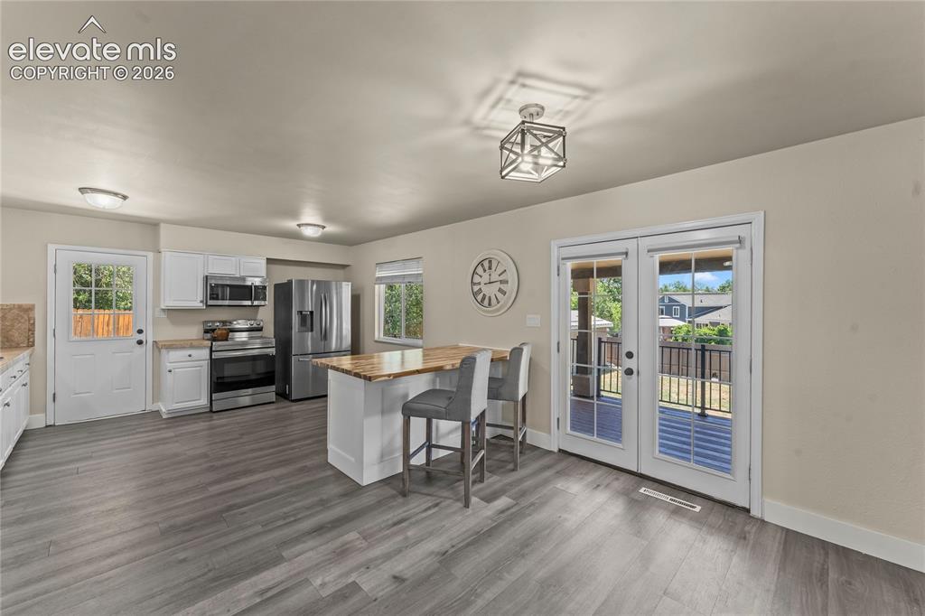 Image 8 of 30: Kitchen