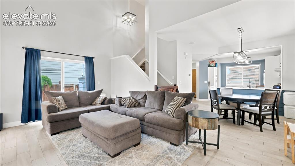 Image 18 of 50: Bright and open floor plan.