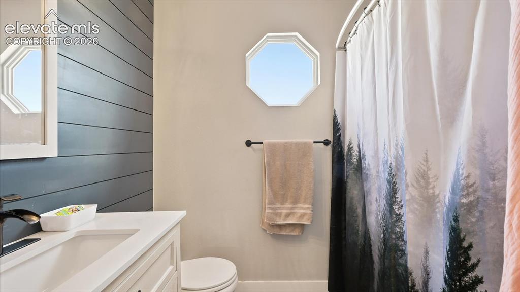 Image 21 of 50: Upper Level Full Bathroom.