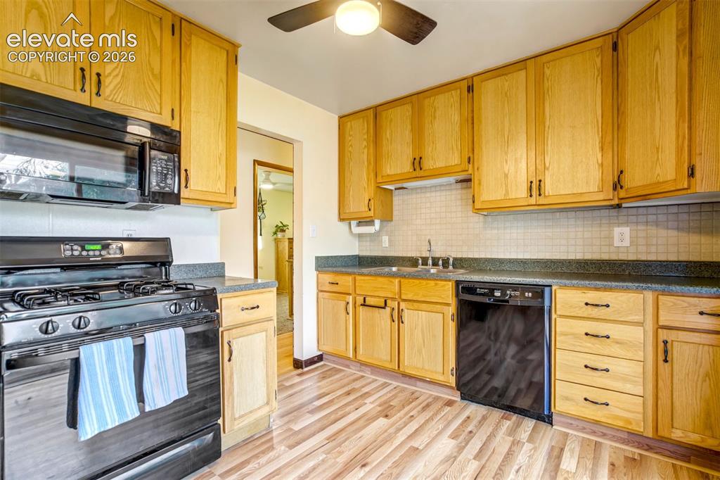 Image 11 of 46: Kitchen