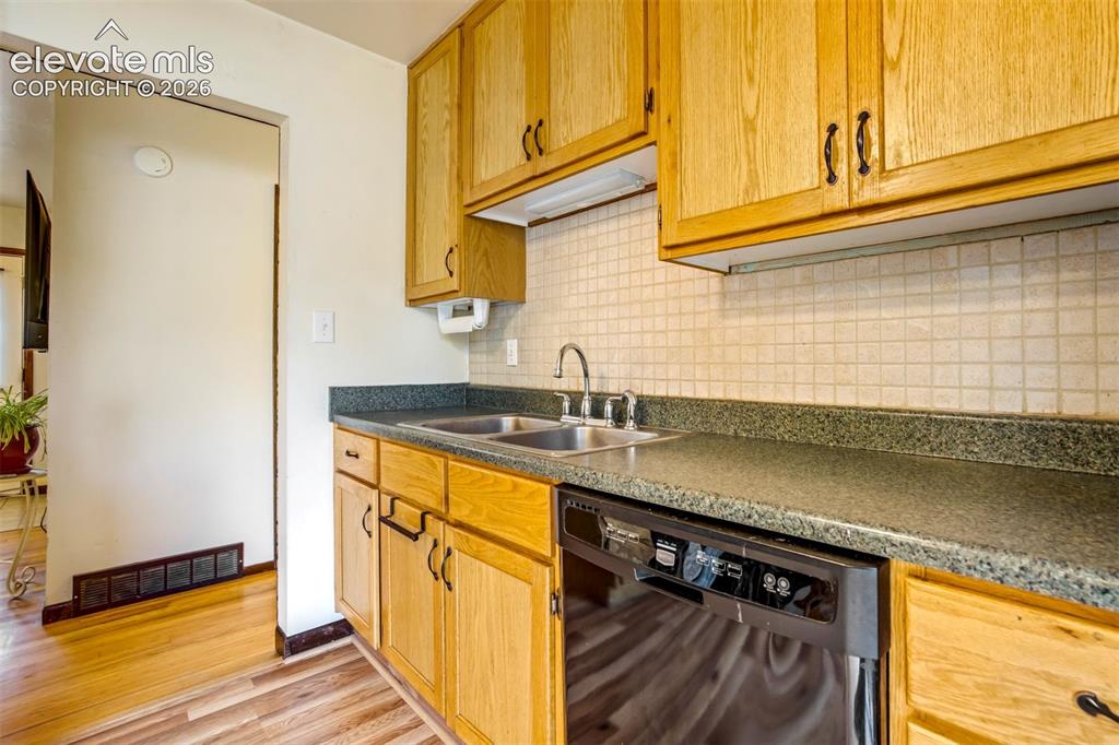 Image 15 of 46: Kitchen