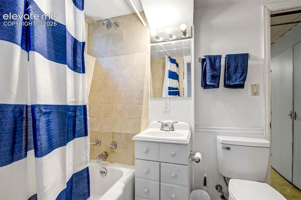 Image 38 of 46: Bathroom