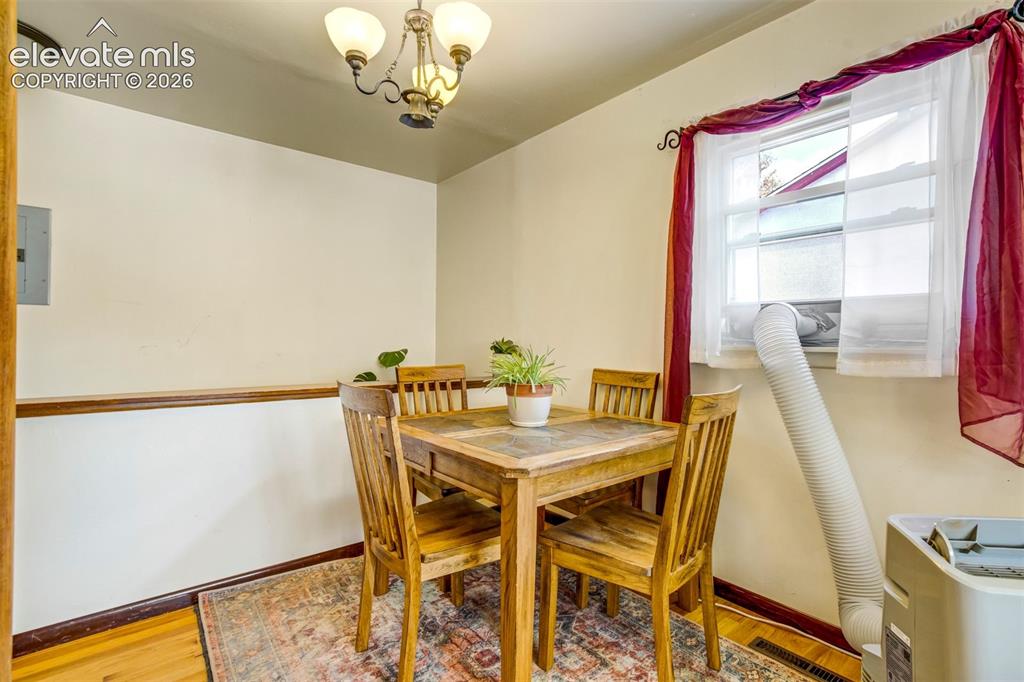 Image 9 of 46: Dining Area