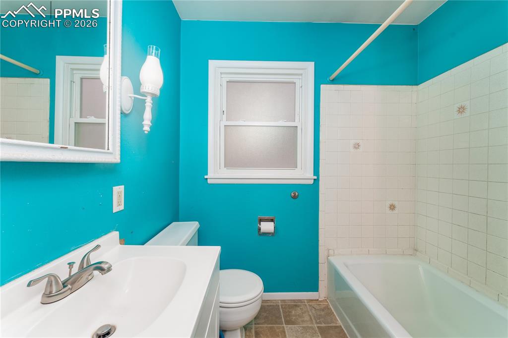 Image 11 of 28: Bathroom