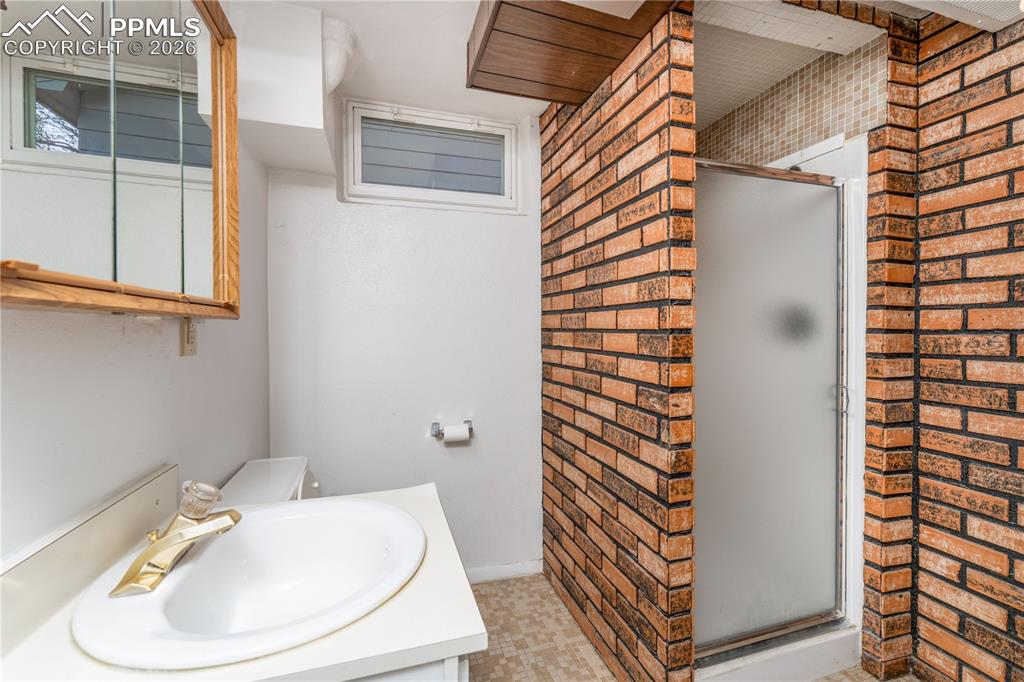 Image 15 of 28: Bathroom