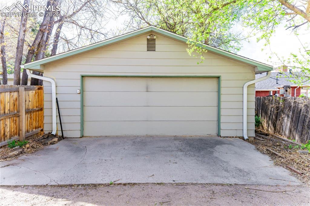 Image 19 of 28: Garage