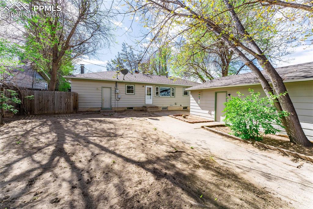 Image 20 of 28: Back of Structure