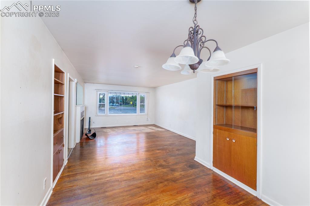 Image 4 of 28: Living Room