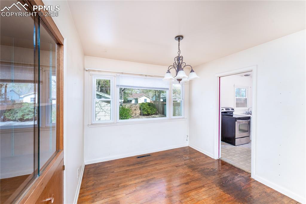 Image 6 of 28: Dining Area