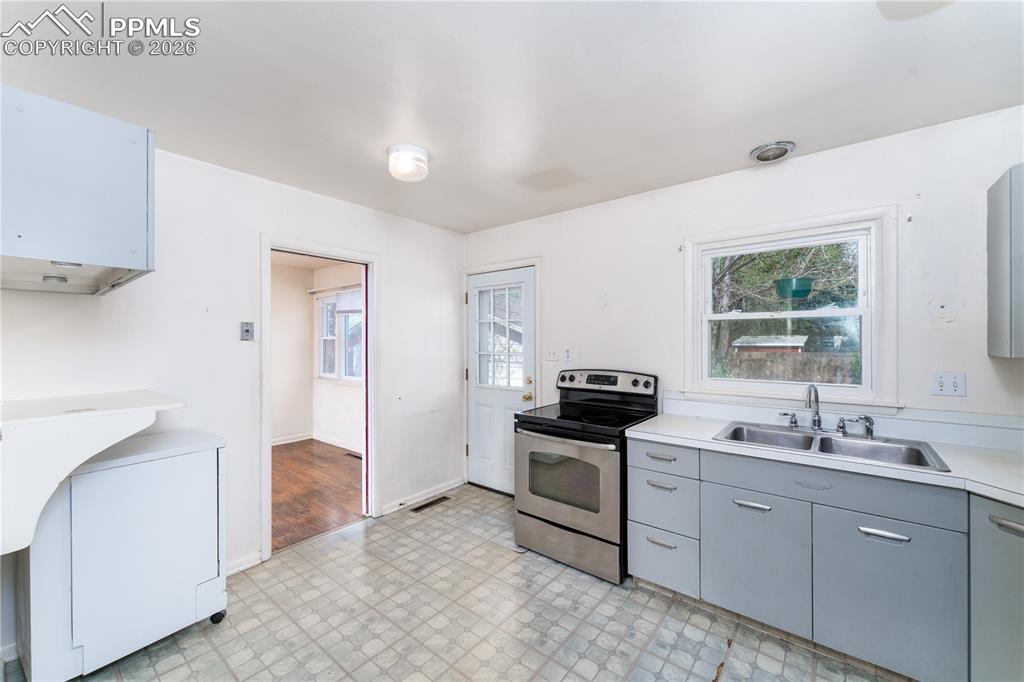 Image 7 of 28: Kitchen