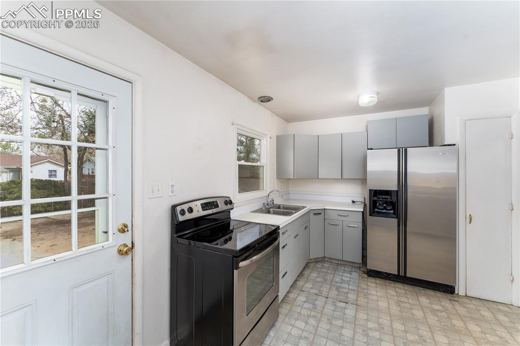 Image 8 of 28: Kitchen