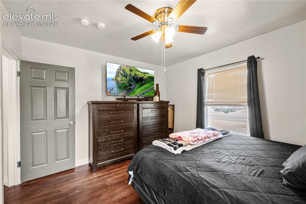 Image 13 of 29: Bedroom
