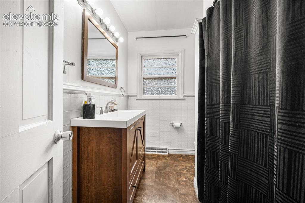 Image 14 of 29: Bathroom