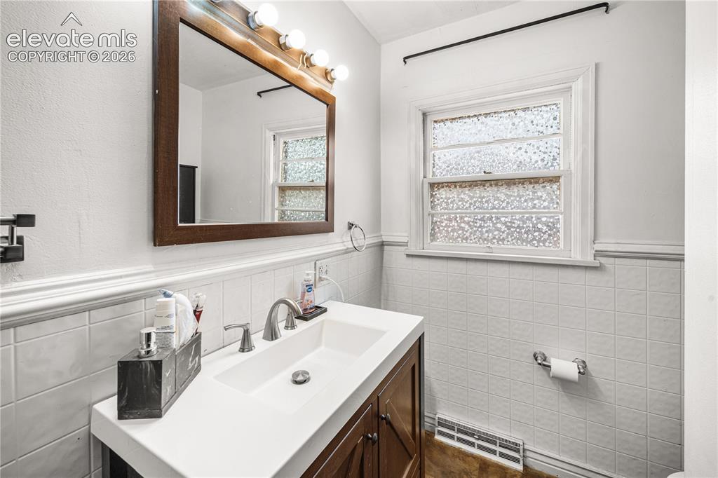 Image 15 of 29: Bathroom