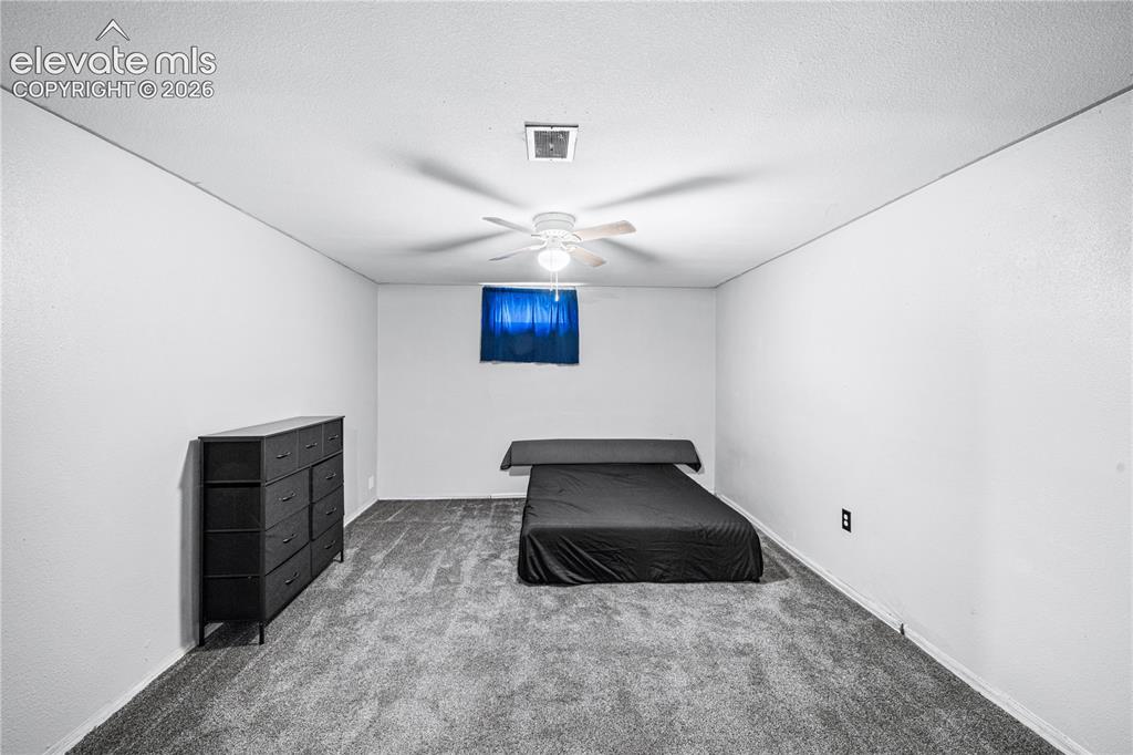 Image 19 of 29: Bedroom