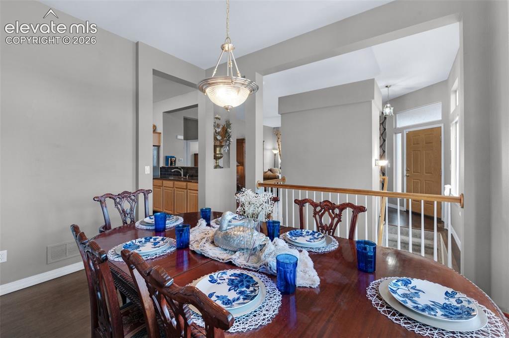 Image 15 of 32: Dining Area