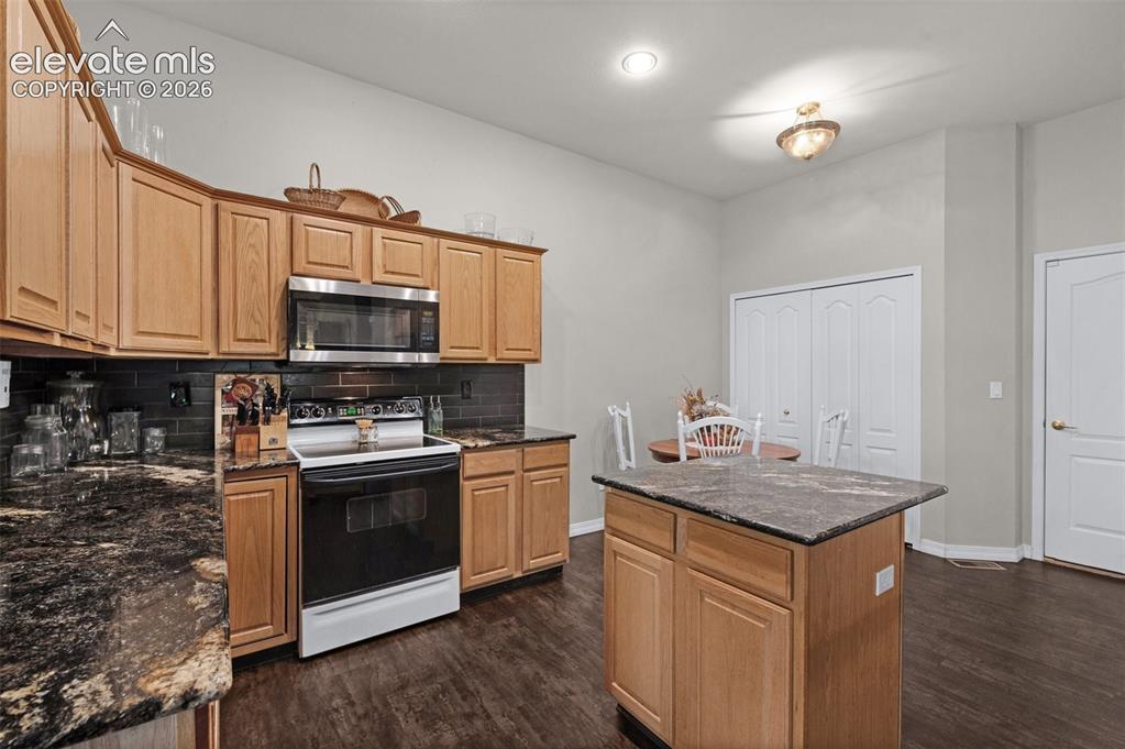 Image 8 of 32: Kitchen